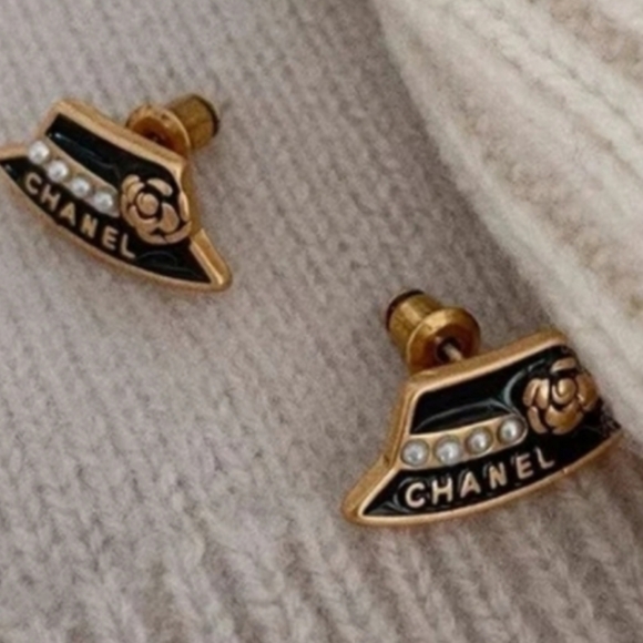 Chanel Vintage Goldtone Gold Earrings Black Enamel & Glass Pearls - Picture 5 of 15